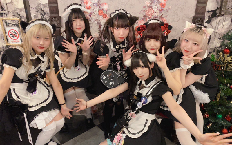 Sirvientas del maid cafe de la vida real en Japón llamado Akiba Zettai